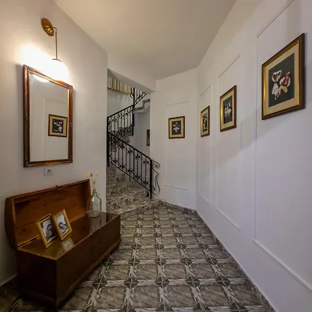 Mishel Bed & Breakfast 4*